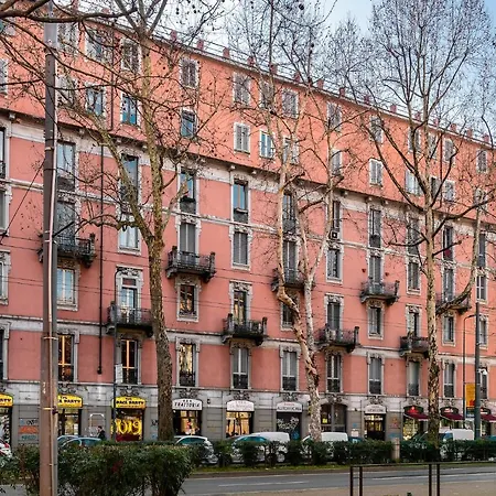 Large Near Bocconi Apartamento Milão